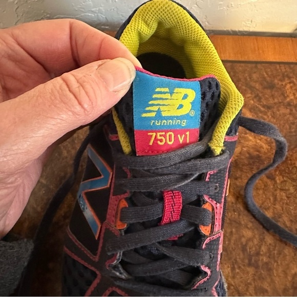 New Balance 750 V1 Sneakers Runners Vibrant Athletic Black & Yellow Size 6 - Picture 8 of 9